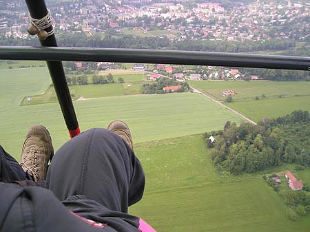 Dominik se založenýma rukama